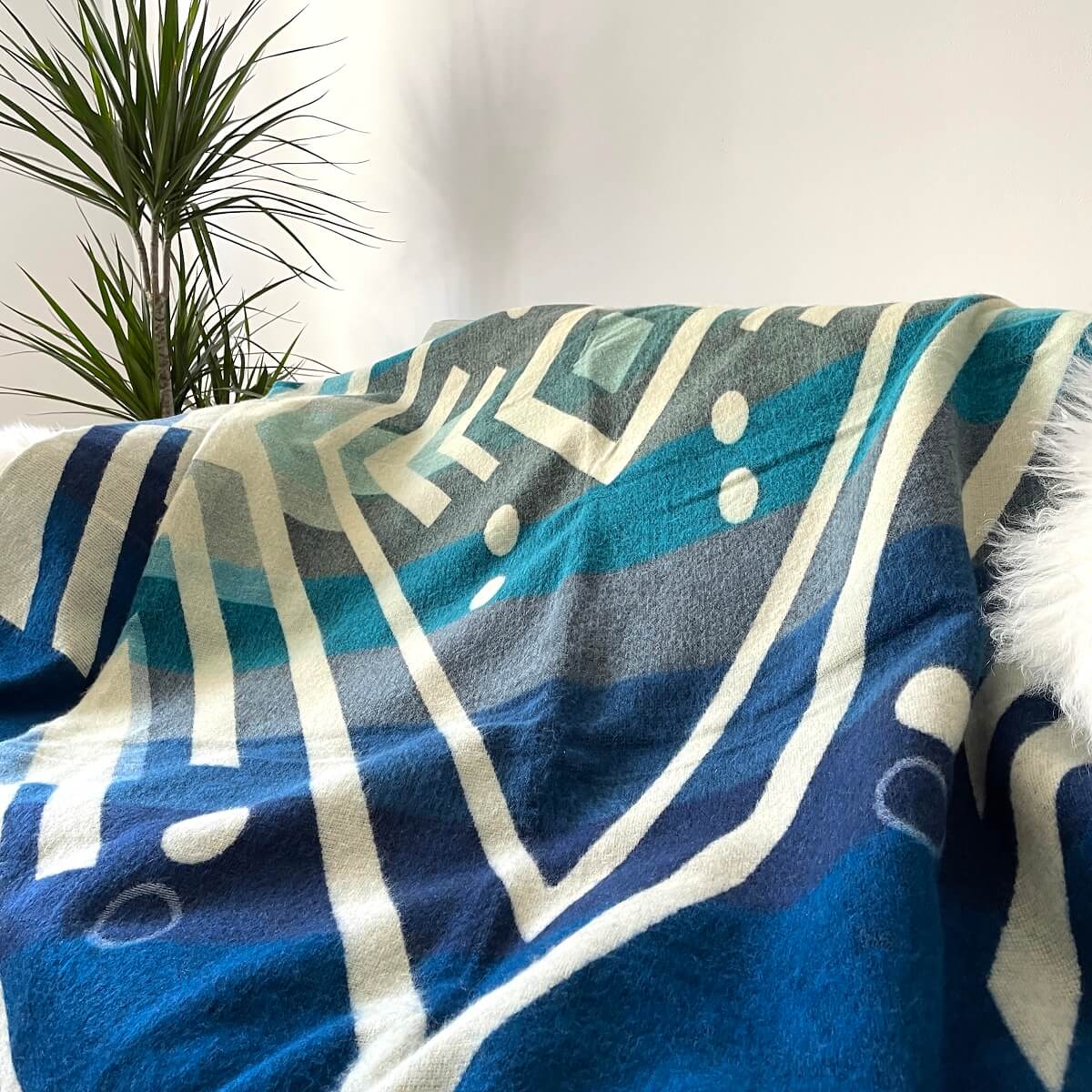 patura mare reversibila din lana de alpaca imbabura albastru de aproape