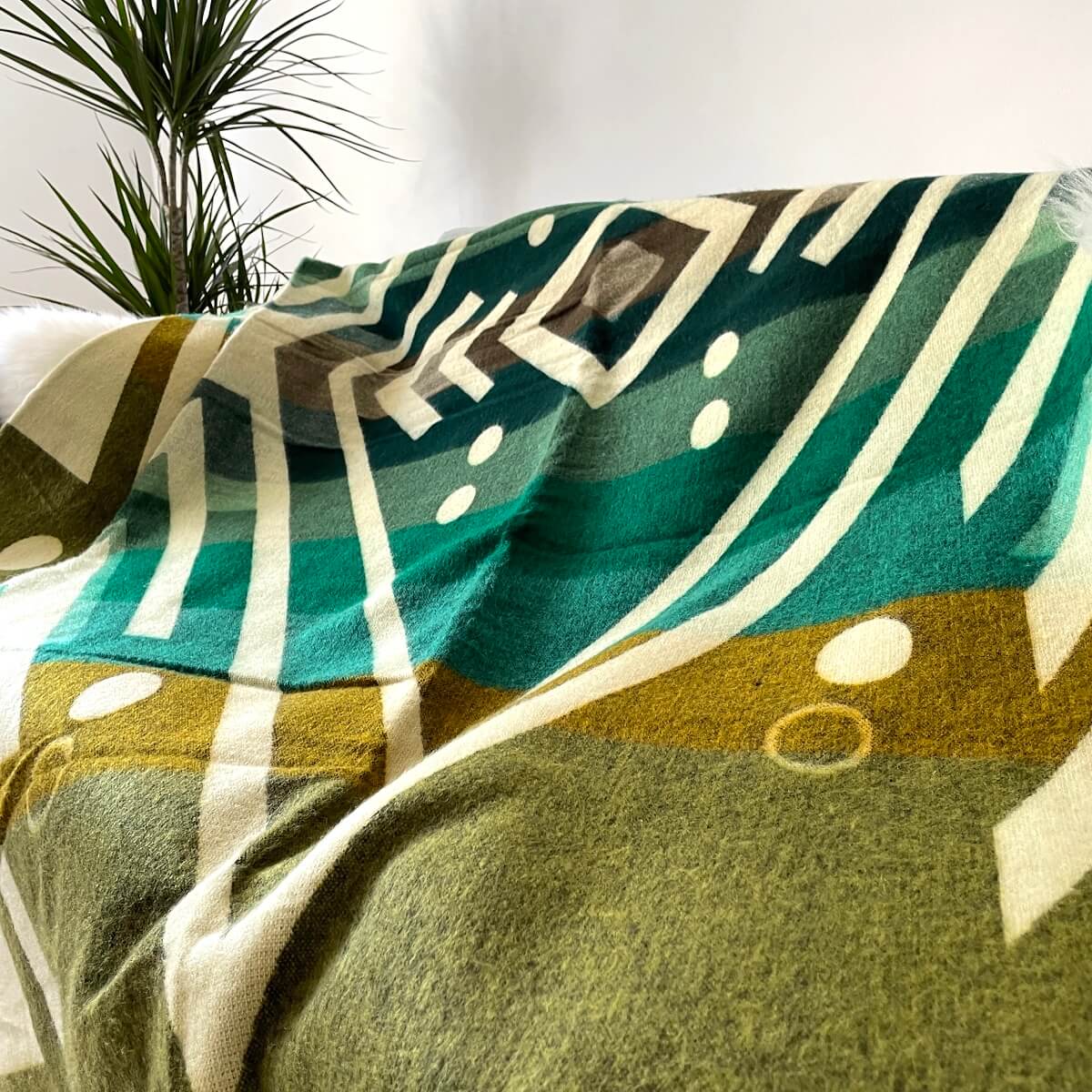 patura mare reversibila din lana de alpaca imbabura verde intinsa