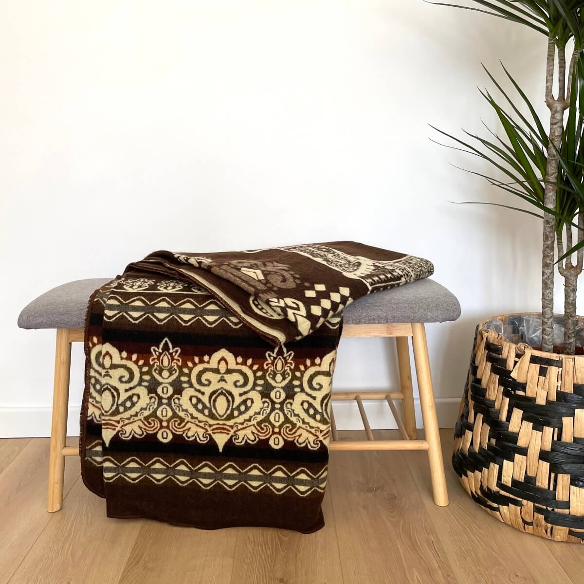 patura mare reversibila din lana de alpaca pe bancuta de interior