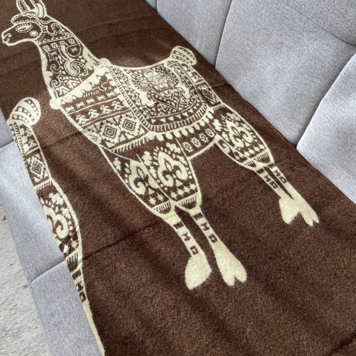 patura mare reversibila din lana de alpaca pe canapea