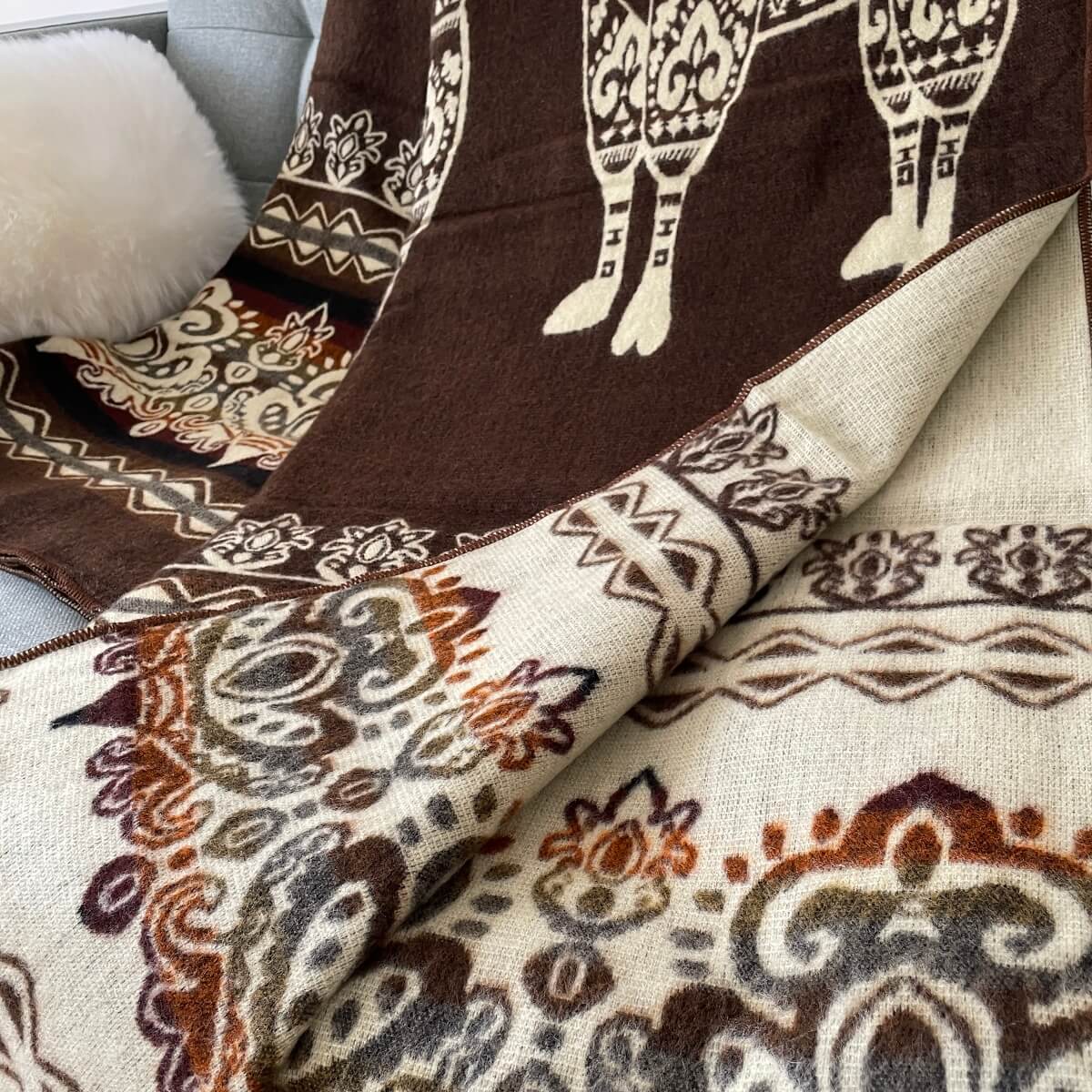 patura mare pufoasa reversibila din lana de alpaca maro cu nuante naturale