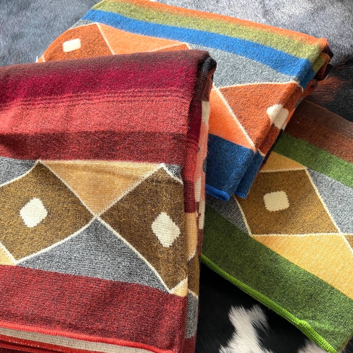 patura din lana de alpaca cu forme aztece in nuante multicolore quilotoa 3 culori