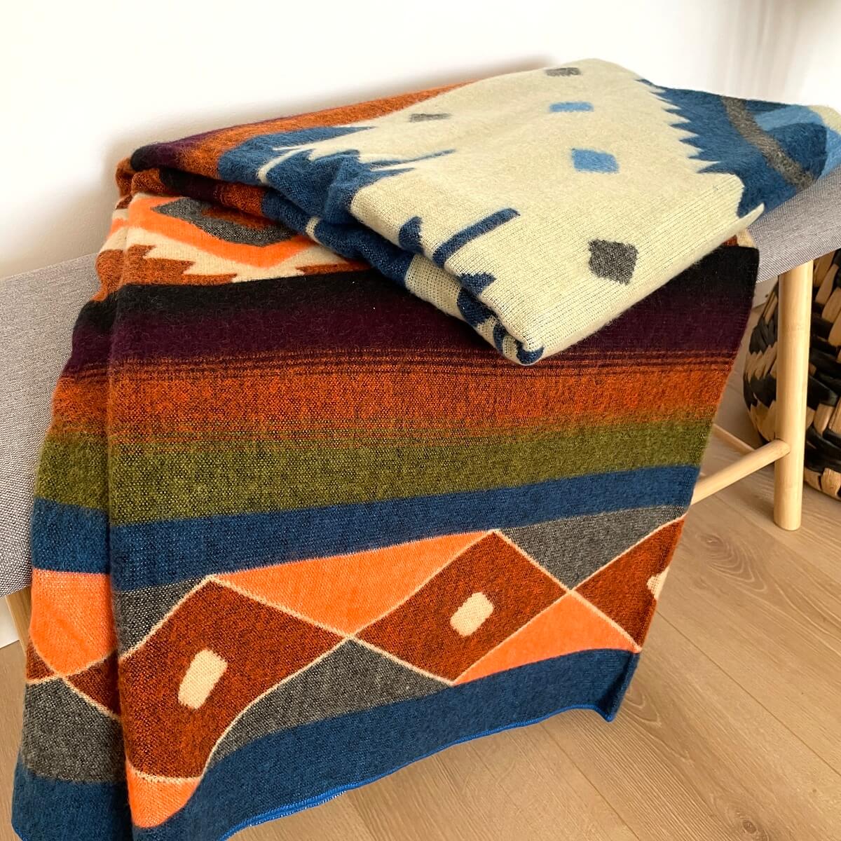 patura din lana de alpaca cu forme aztece in nuante multicolore quilotoa albastru pe bancuta de interior