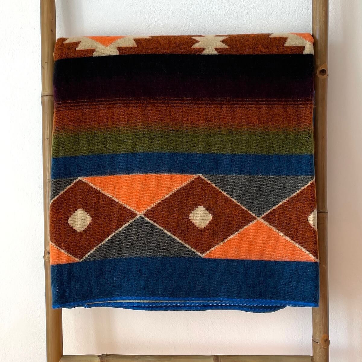 patura din lana de alpaca cu forme aztece in nuante multicolore quilotoa albastru