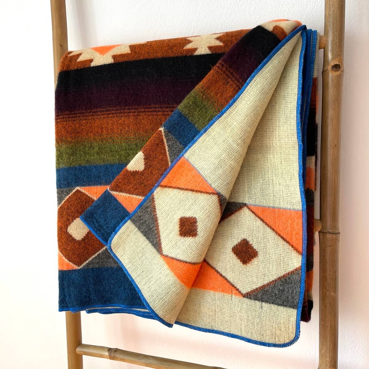 patura din lana de alpaca cu forme aztece in nuante multicolore quilotoa albastru verso