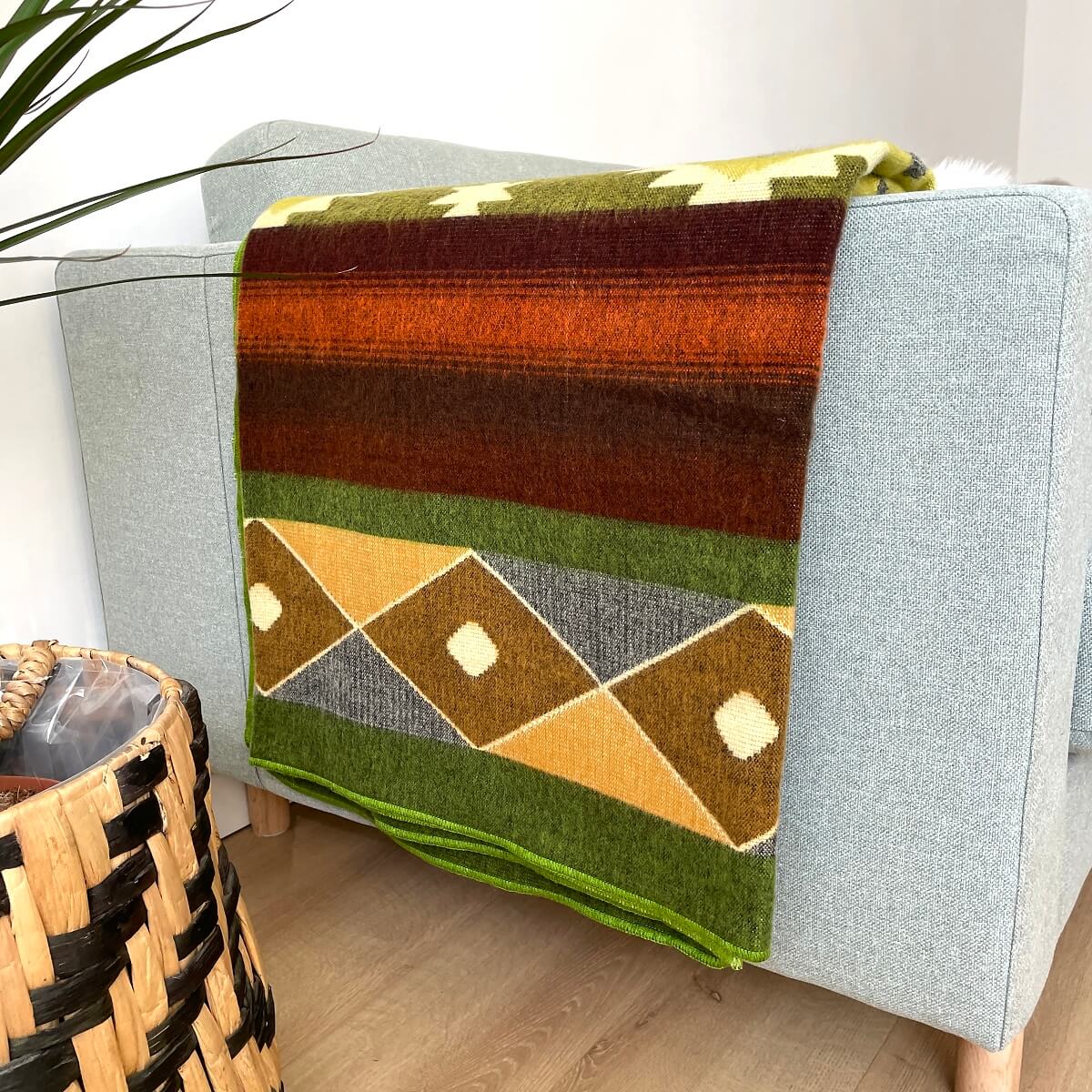 patura reversibila din lana alpaca quilotoa nuante de verde cu motive sud americane, mango+bloom