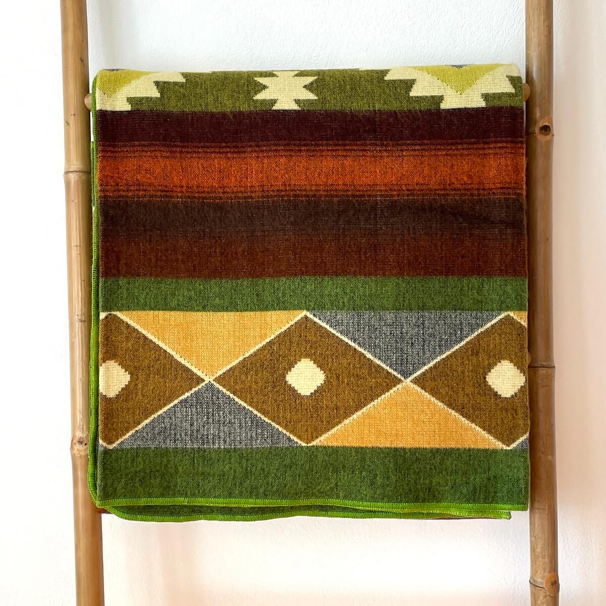 patura reversibila din lana alpaca quilotoa nuante de verde de aproape, mango+bloom