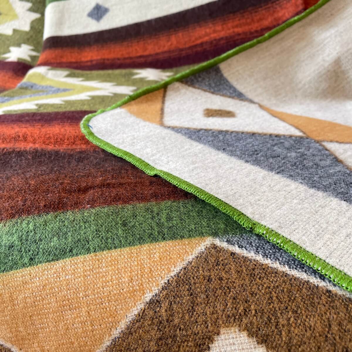 patura reversibila din lana alpaca quilotoa nuante de verde detalii, mango+bloom