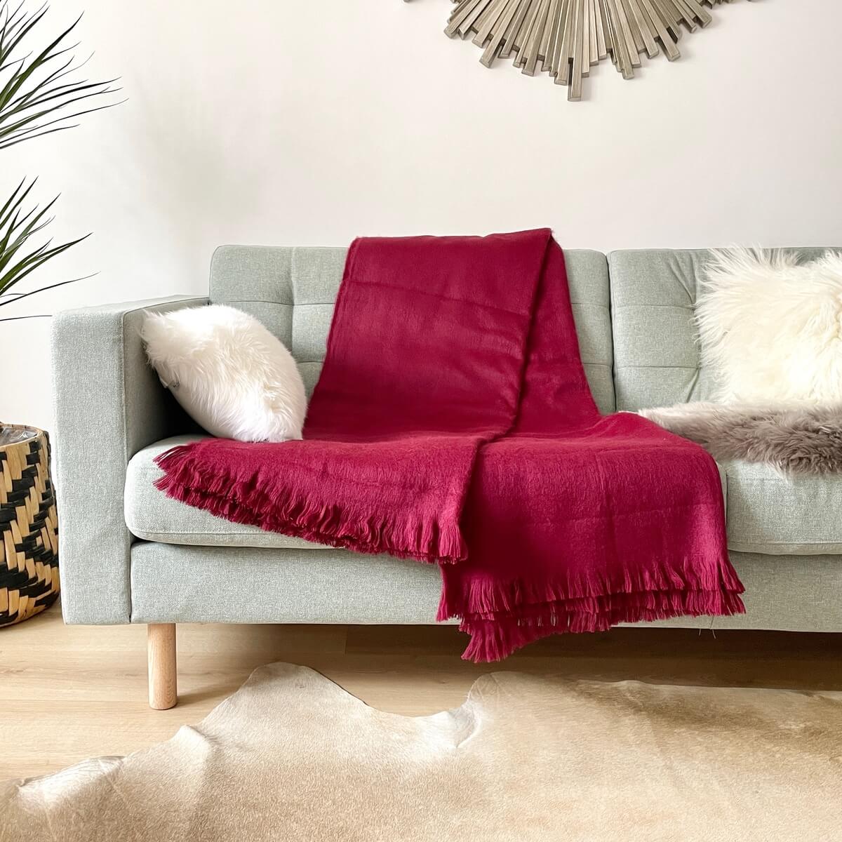 Patura din lana de alpaca, Bordo, pe canapea