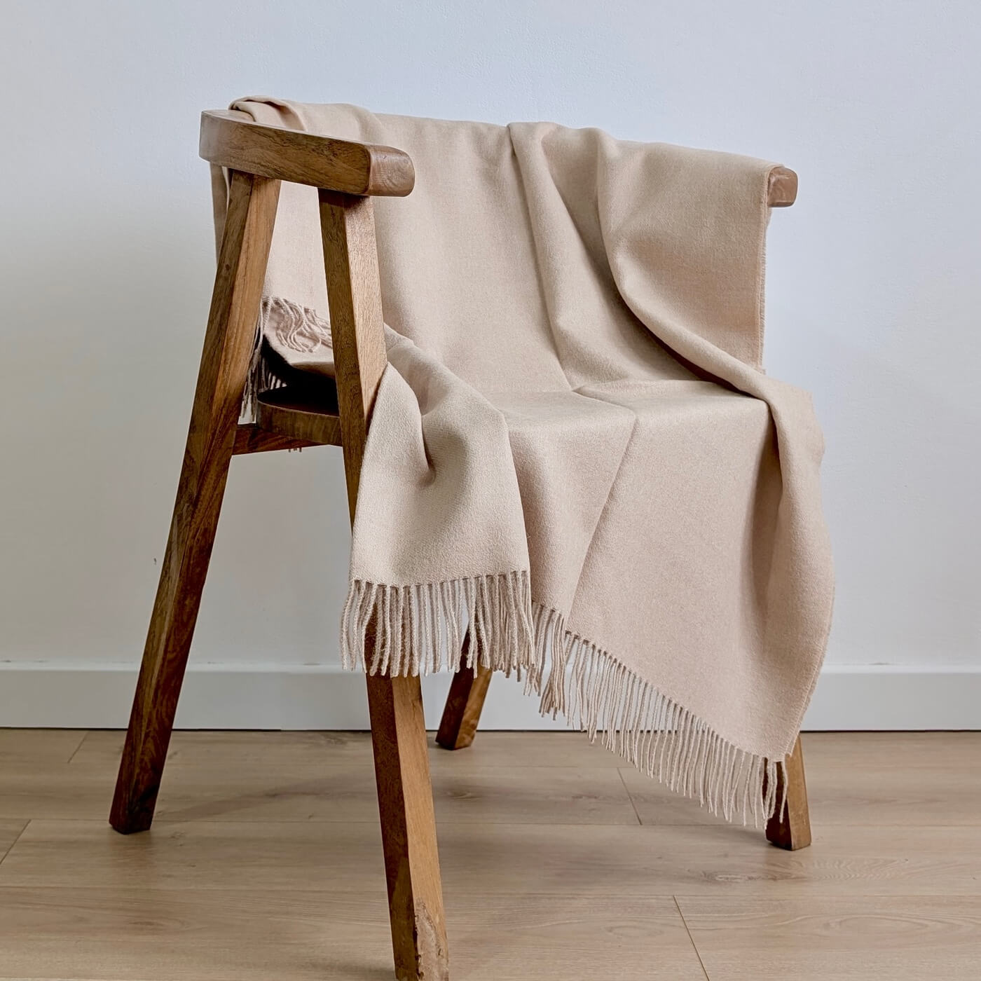 Pătură din lână 100% baby alpaca Supreme, Bej - pe scaun