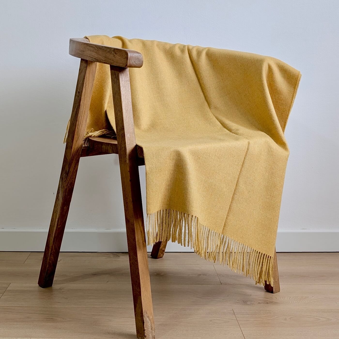 Pătură din lână 100% baby alpaca Supreme, Galben – pe scaun