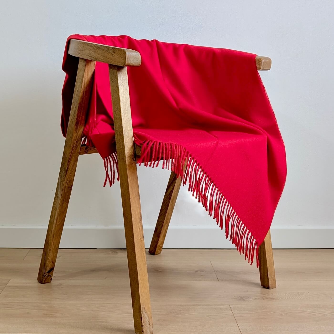 Pătură din lână 100% baby alpaca Supreme, Roșu Bordo – pe scaun