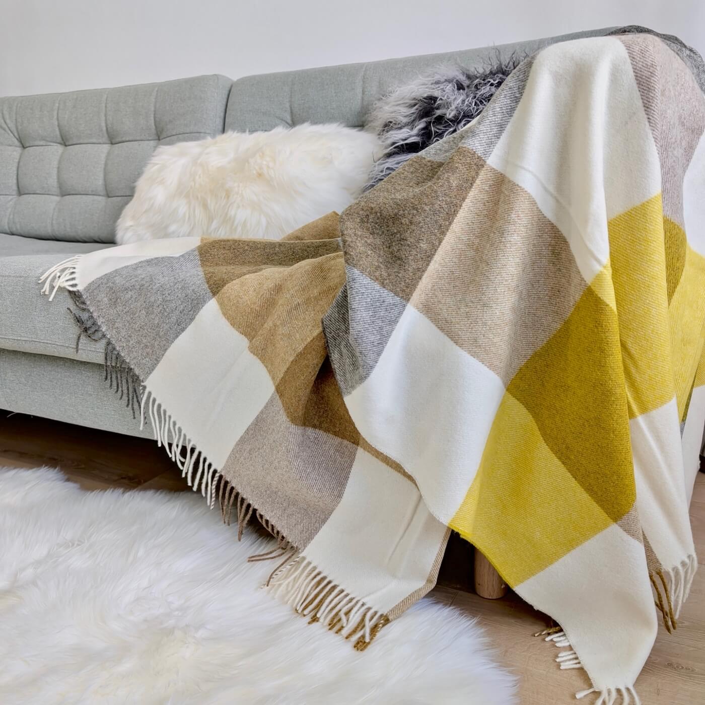 Pătură 100% din lână merino Block Islay, Galben - made in britain - pe canapea