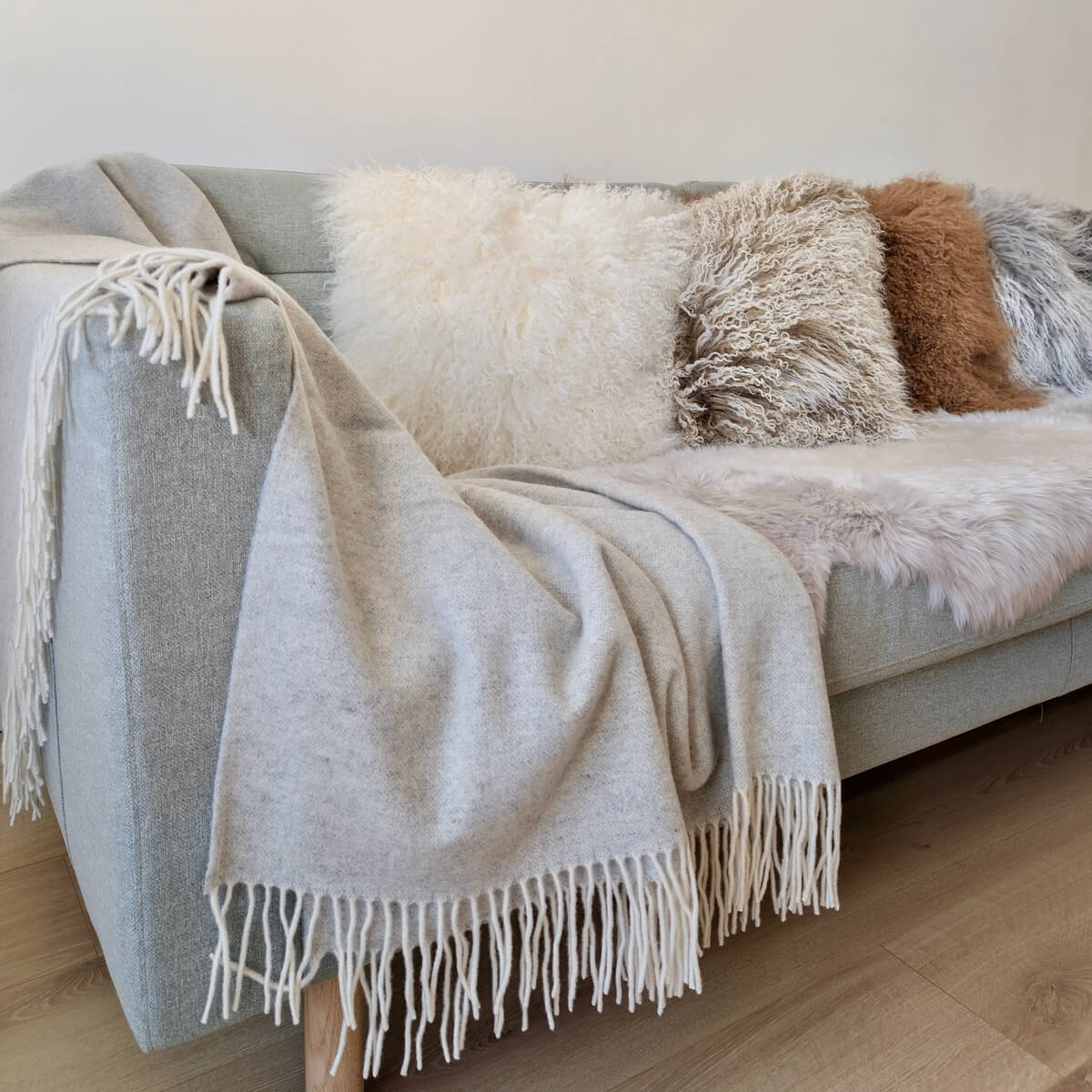 Patura Milano realizata din 90% lana merino si 10% casmir, functioneaza atat ca patura pentru canapea cat si ca cuvertura de pat, design modern gri