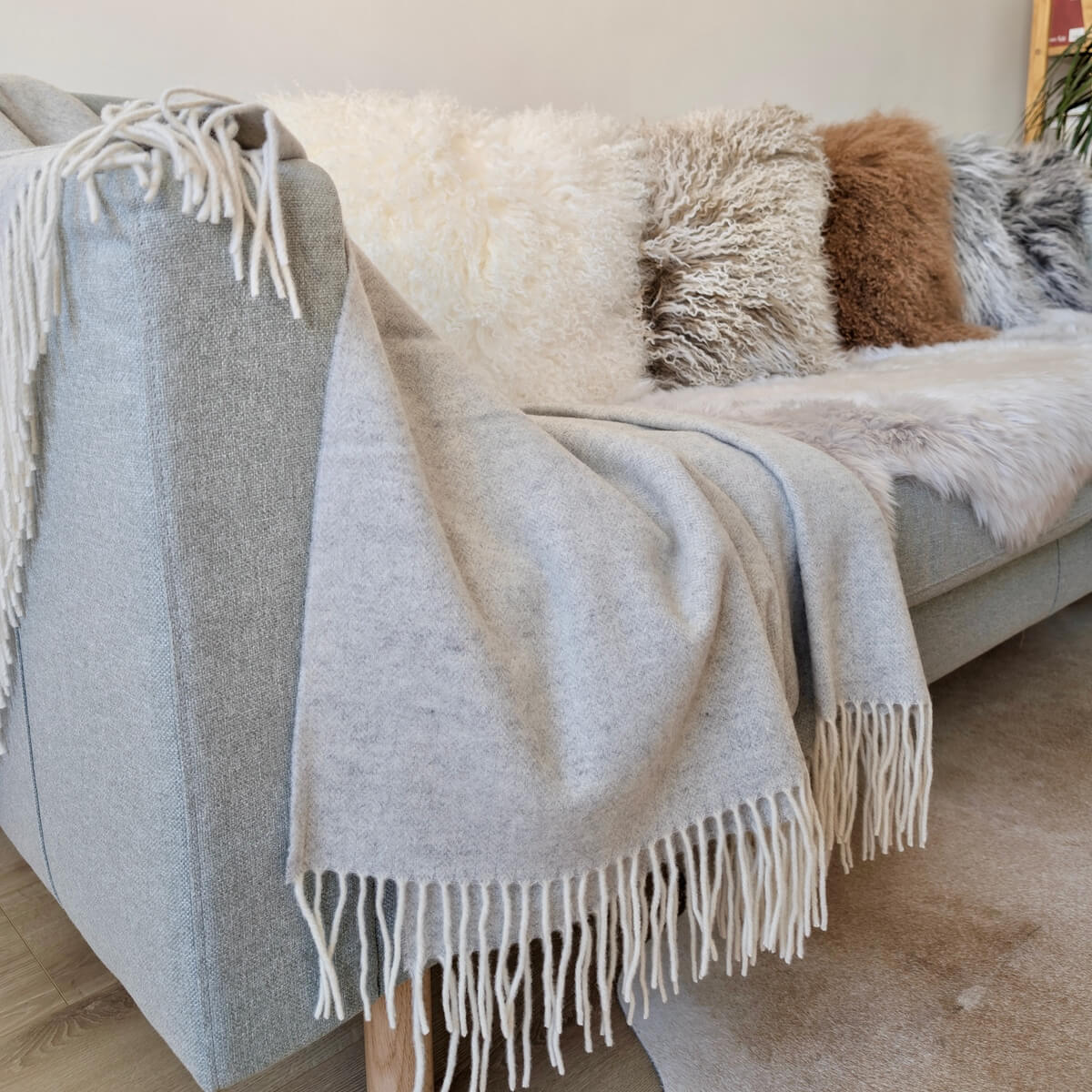 Patura Milano realizata din 90% lana merino si 10% casmir, functioneaza atat ca patura pentru canapea cat si ca cuvertura de pat, design modern gri, aproape