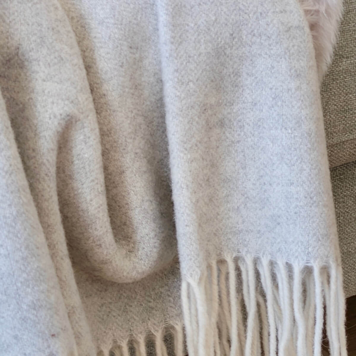 Patura Milano realizata din 90% lana merino si 10% casmir, functioneaza atat ca patura pentru canapea cat si ca cuvertura de pat, design modern gri, zoom