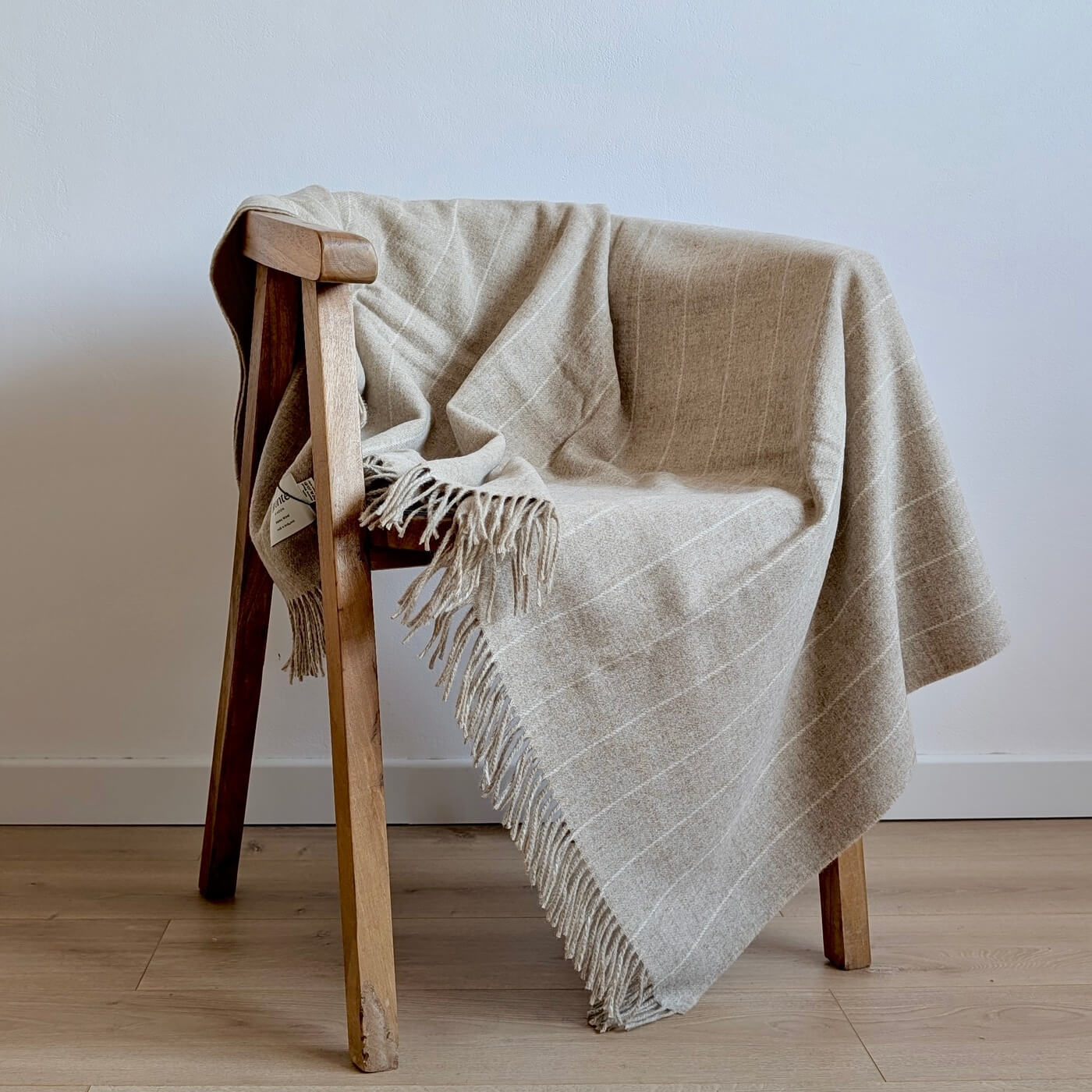 Pătură 100% din lână Merino Pinstripe, Bej, model simplu în dungi - pe scaun