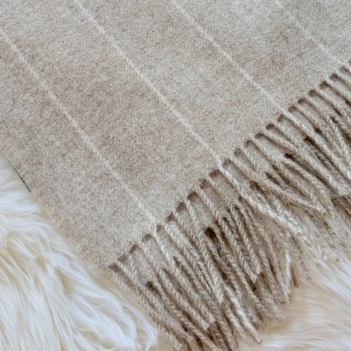 Pătură 100% din lână Merino Pinstripe, Bej, model simplu în dungi - ciucuri