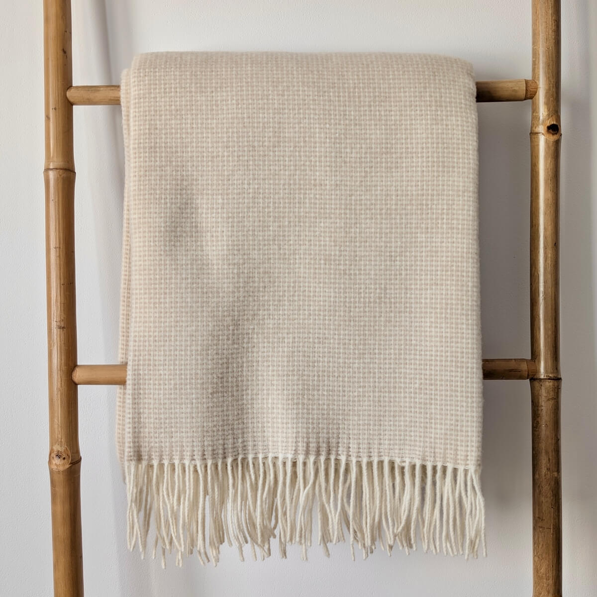 Patura 100% din lana merino Portofino, Bej, model simplu dar elegant si atemporal, pe scara