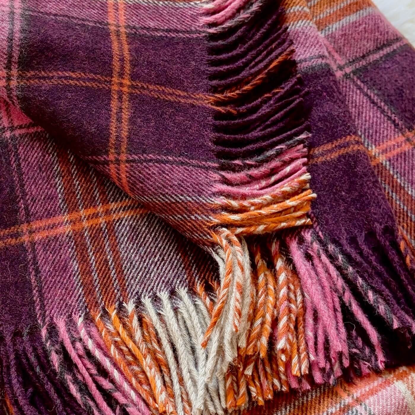 Pătură 100% din lână Merino Winterton, Vișiniu, model în carouri - pe scaun - zoom 2