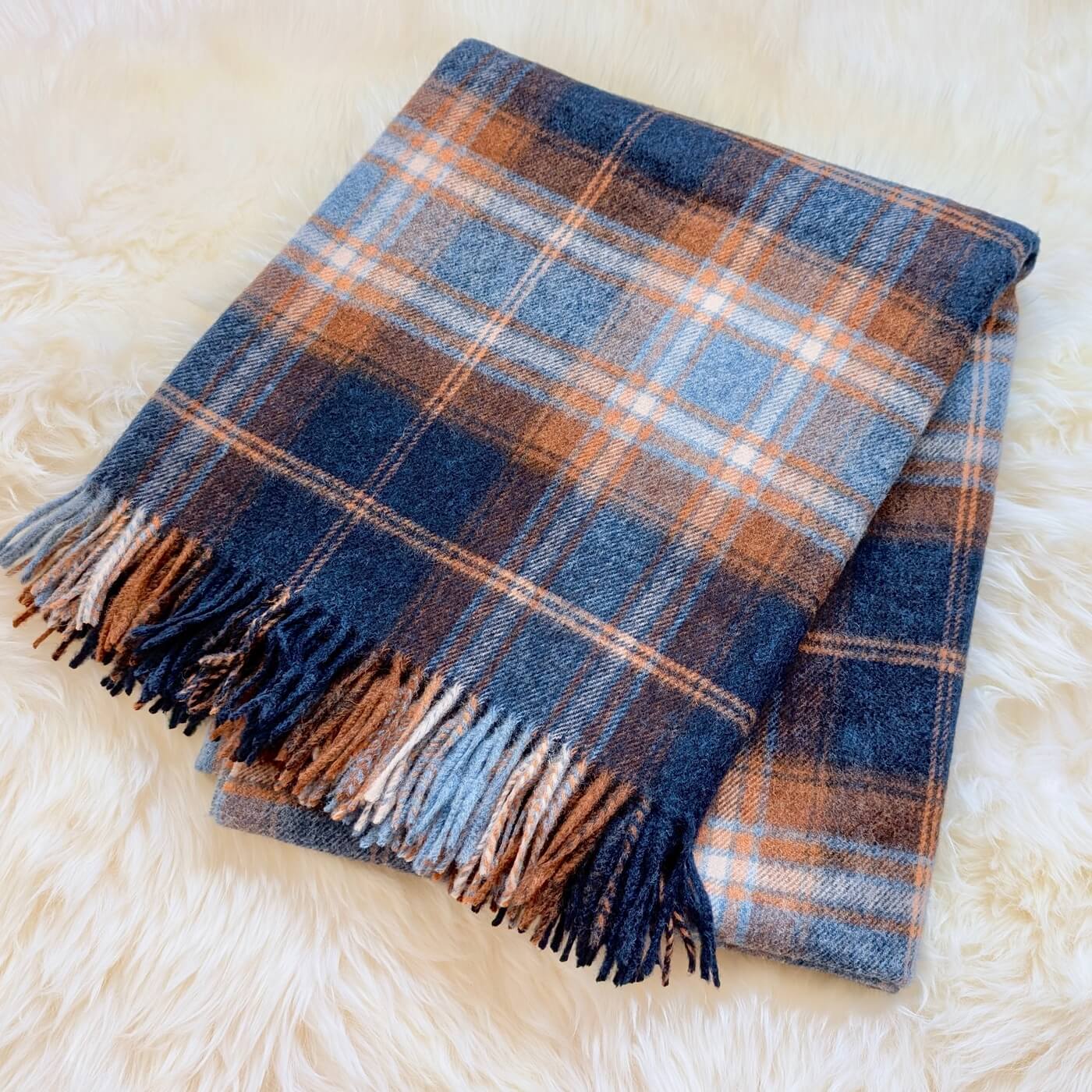 Pătură 100% lână Merino Winterton, Navy - model în carouri britanică - bleumarin și maro