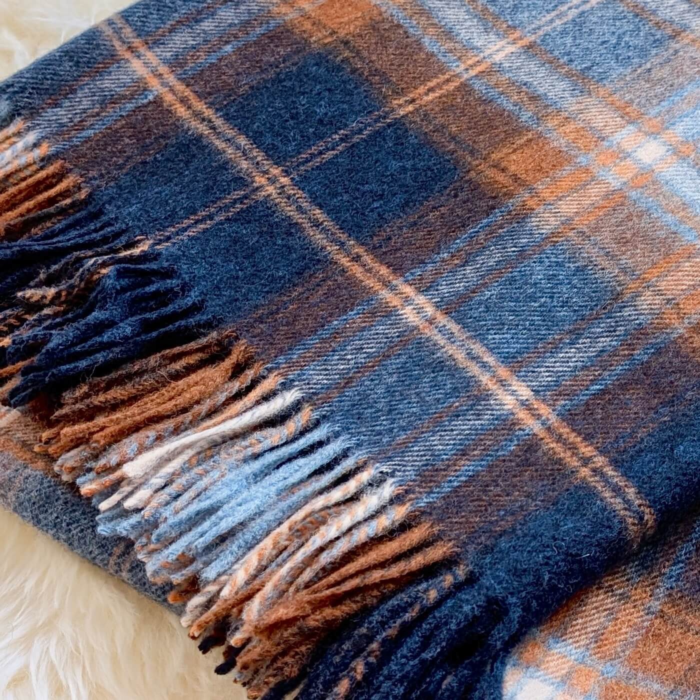 Pătură 100% lână Merino Winterton, Navy - model în carouri britanică - bleumarin și maro - zoom 1