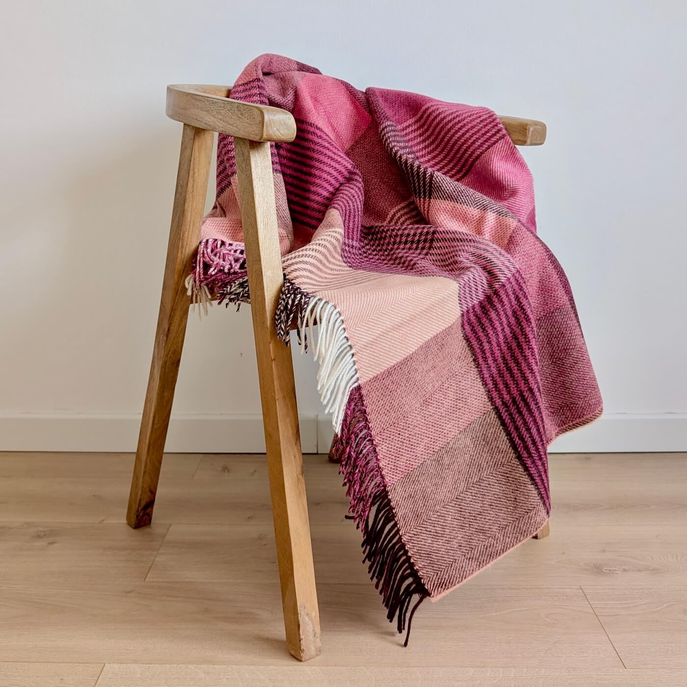 Pătură 100% din lână pură nouă Lindley, Fucsia - model carouri si linii - pe scaun