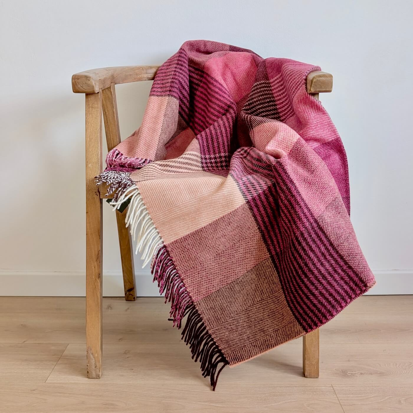Pătură 100% din lână pură nouă Lindley, Fucsia - model carouri si linii - pe scaun 2