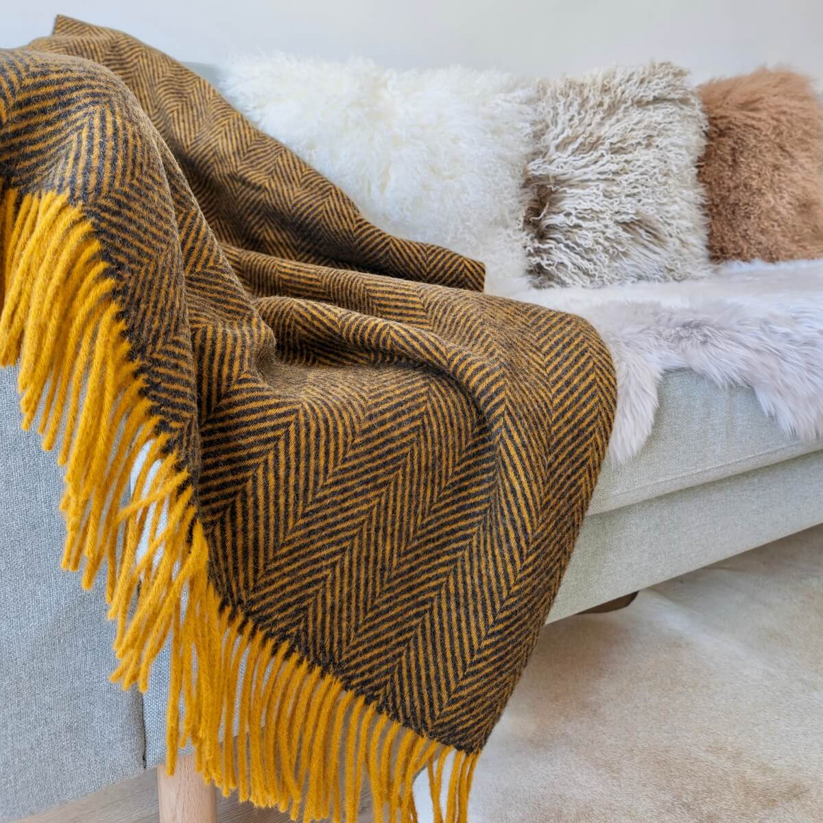 Patura groasa din lana Sunset, model simplu si modern cu linii, Maro si Mustar