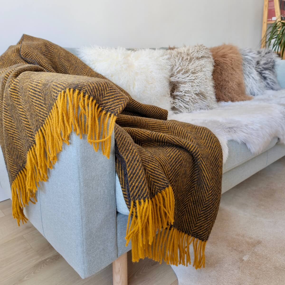 Patura groasa 100% din lana de Noua Zeelanda, model Sunset, model simplu si modern cu linii, Maro si Mustar