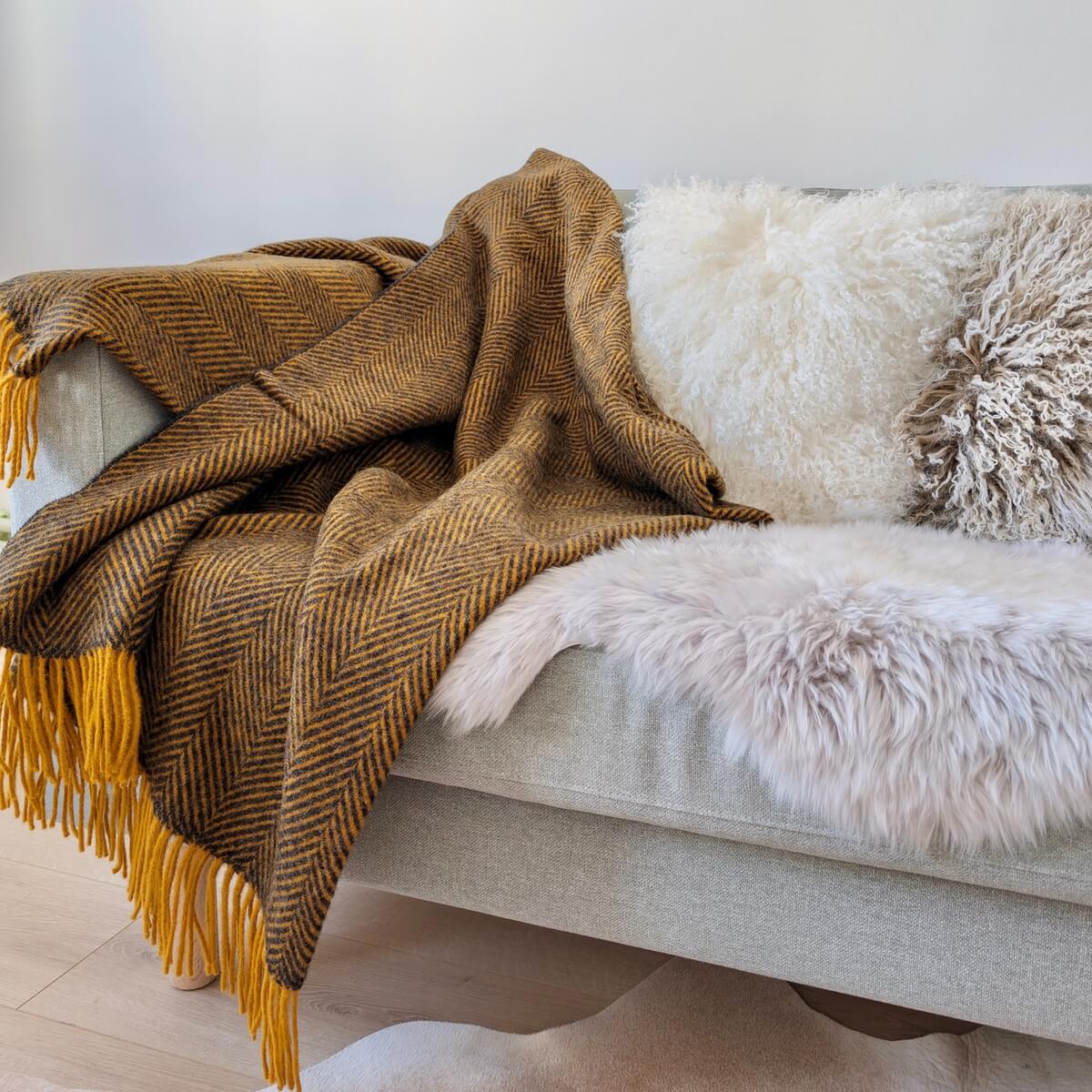 Patura groasa 100% din lana de Noua Zeelanda, model Sunset, model simplu si modern cu linii, Maro si Mustar, pe canapea