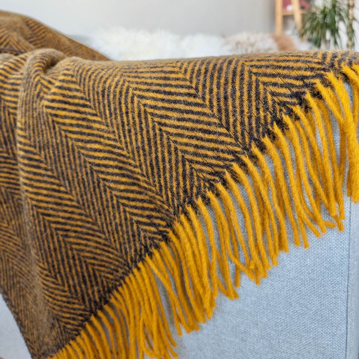 Patura groasa 100% din lana de Noua Zeelanda, model Sunset, model simplu si modern cu linii, Maro si Mustar, zoom