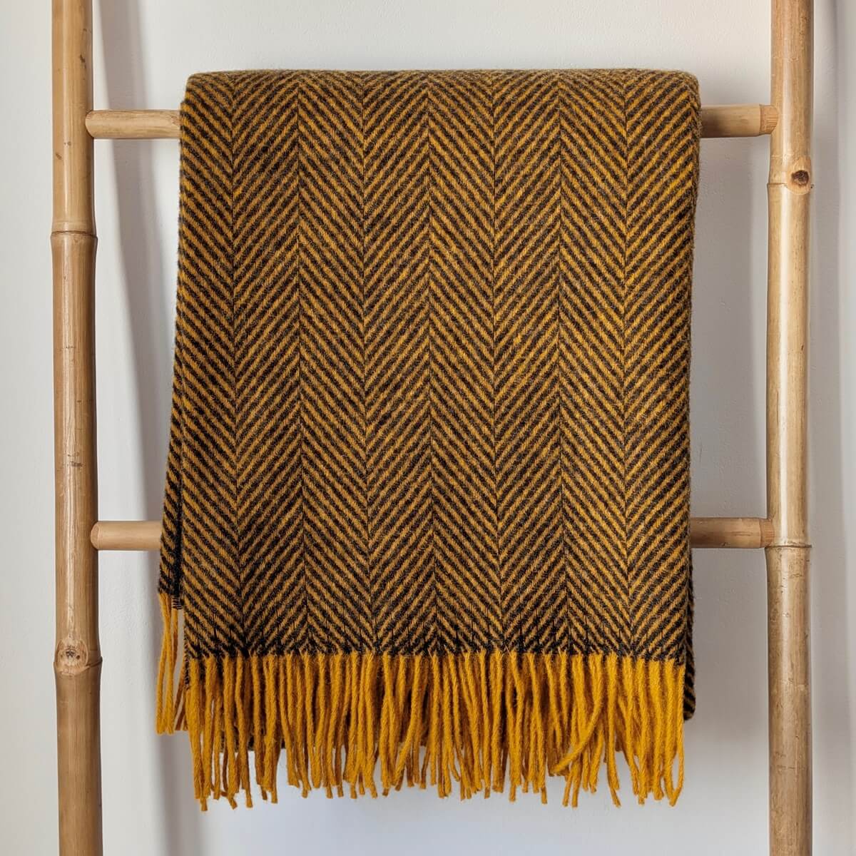 Patura groasa 100% din lana de Noua Zeelanda, model Sunset, model simplu si modern cu linii, Maro si Mustar, pe scara