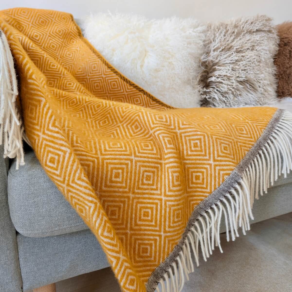 Patura groasa Venezia realizata 100% din lana de Noua Zeelanda, design modern cu romburi albe si ciucuri pe ambele parti, de aproape