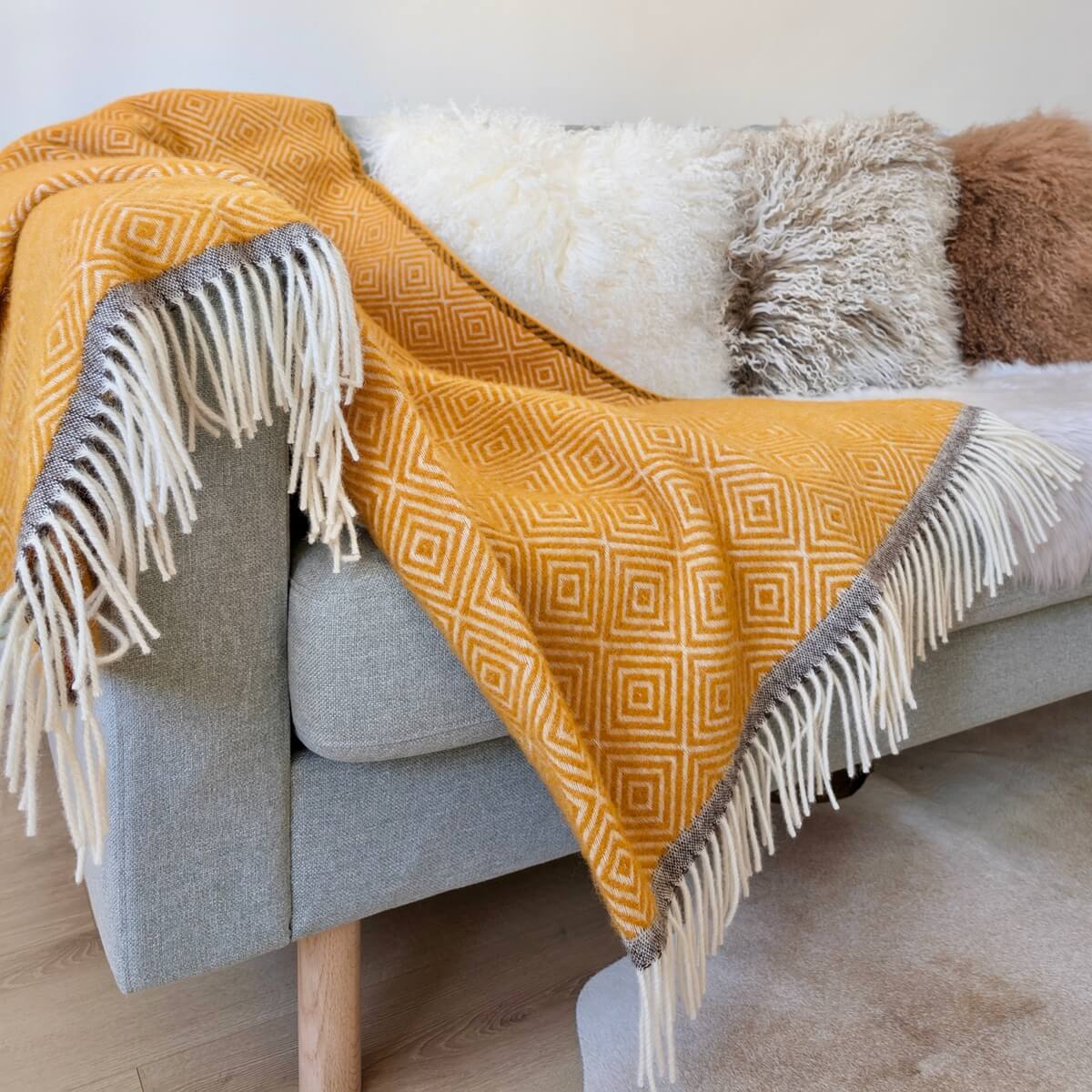 Patura groasa si frumoasa Venezia realizata 100% din lana de Noua Zeelanda, design modern cu romburi albe si ciucuri pe ambele parti,