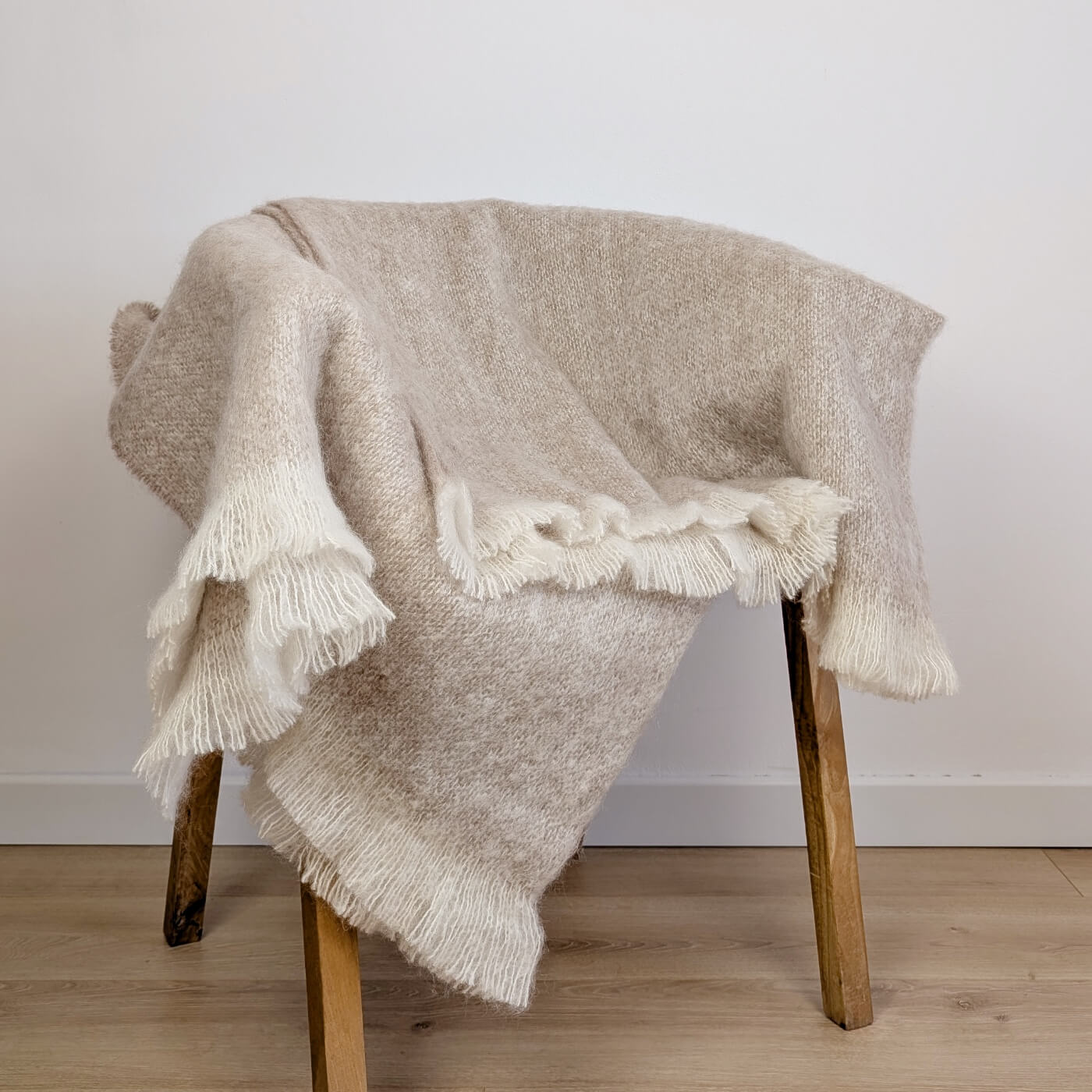 Pătură din mohair superfin model simplu într-o singură culoare bej, pe scaun