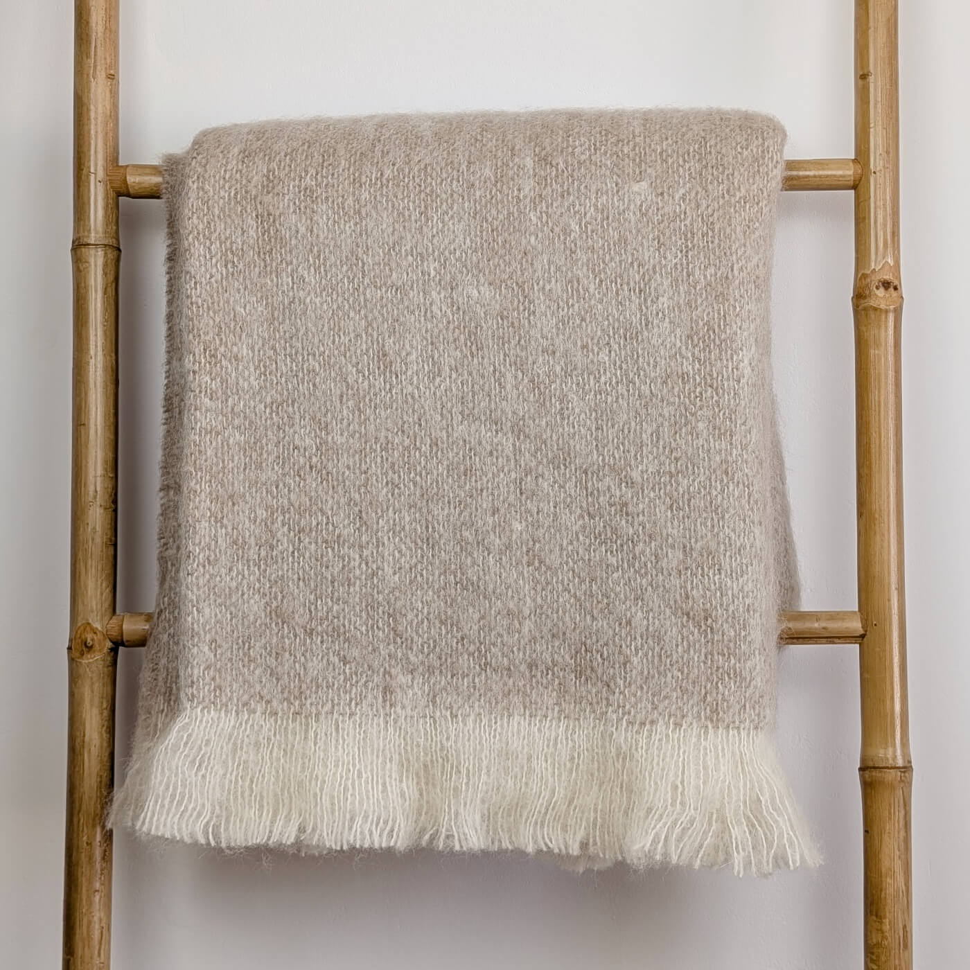 Pătură din mohair superfin model simplu într-o singură culoare bej