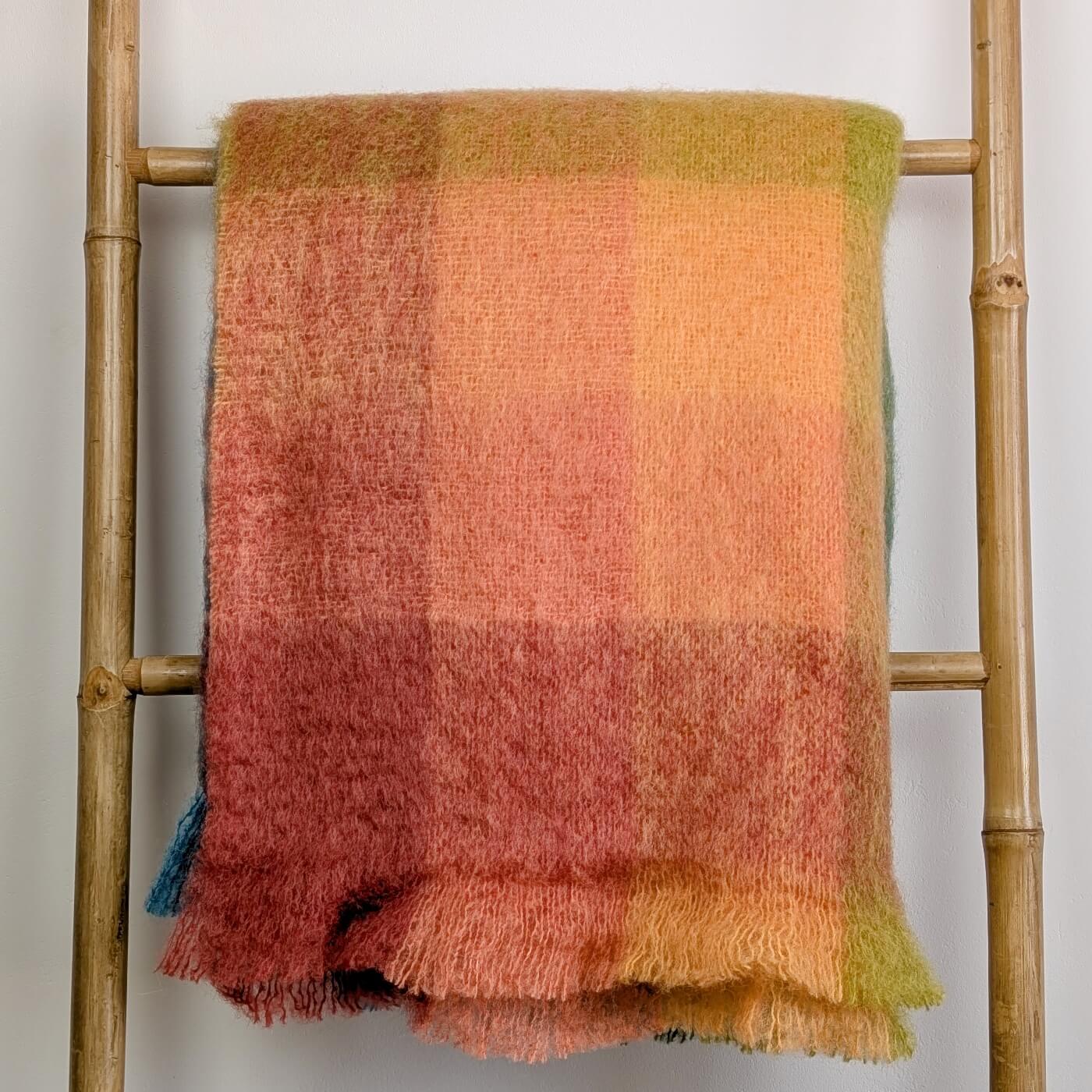 Pătură din mohair superfin model în carouri mix de culori calde