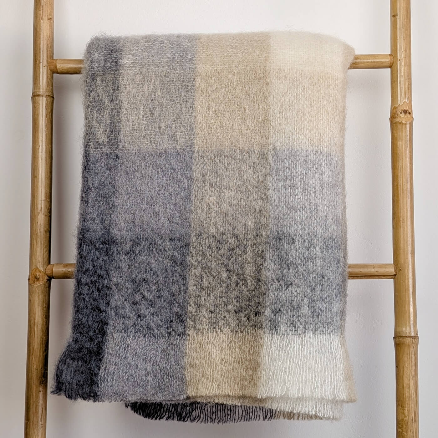 Pătură din mohair superfin model în carouri mix de culori gri antracit, bleumarin si crem, close