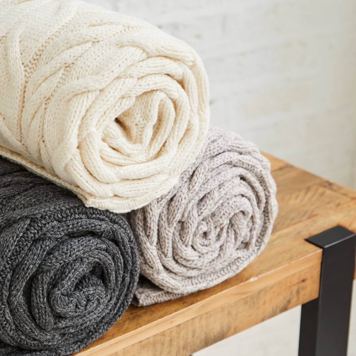 pături tricotate cu împletituri din lână merino Silver Strand