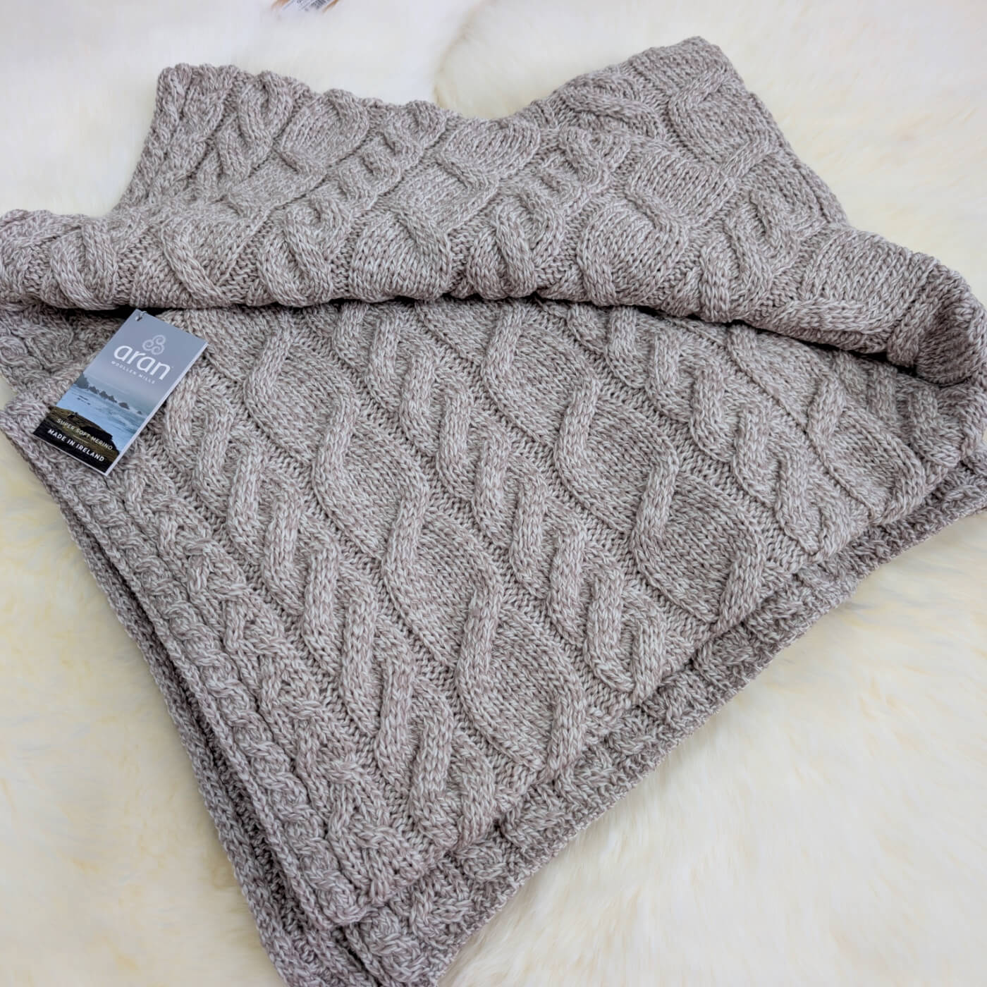 Pătură tricotată cu împletituri din lână merino Silver Strand, Bej, zoom