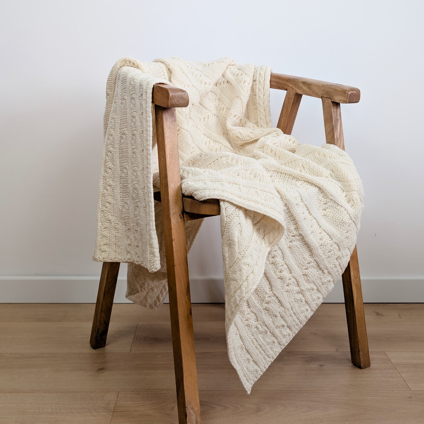 pătură tricotată cu împletituri din lână merino Silver Strand crem, pentru canapea