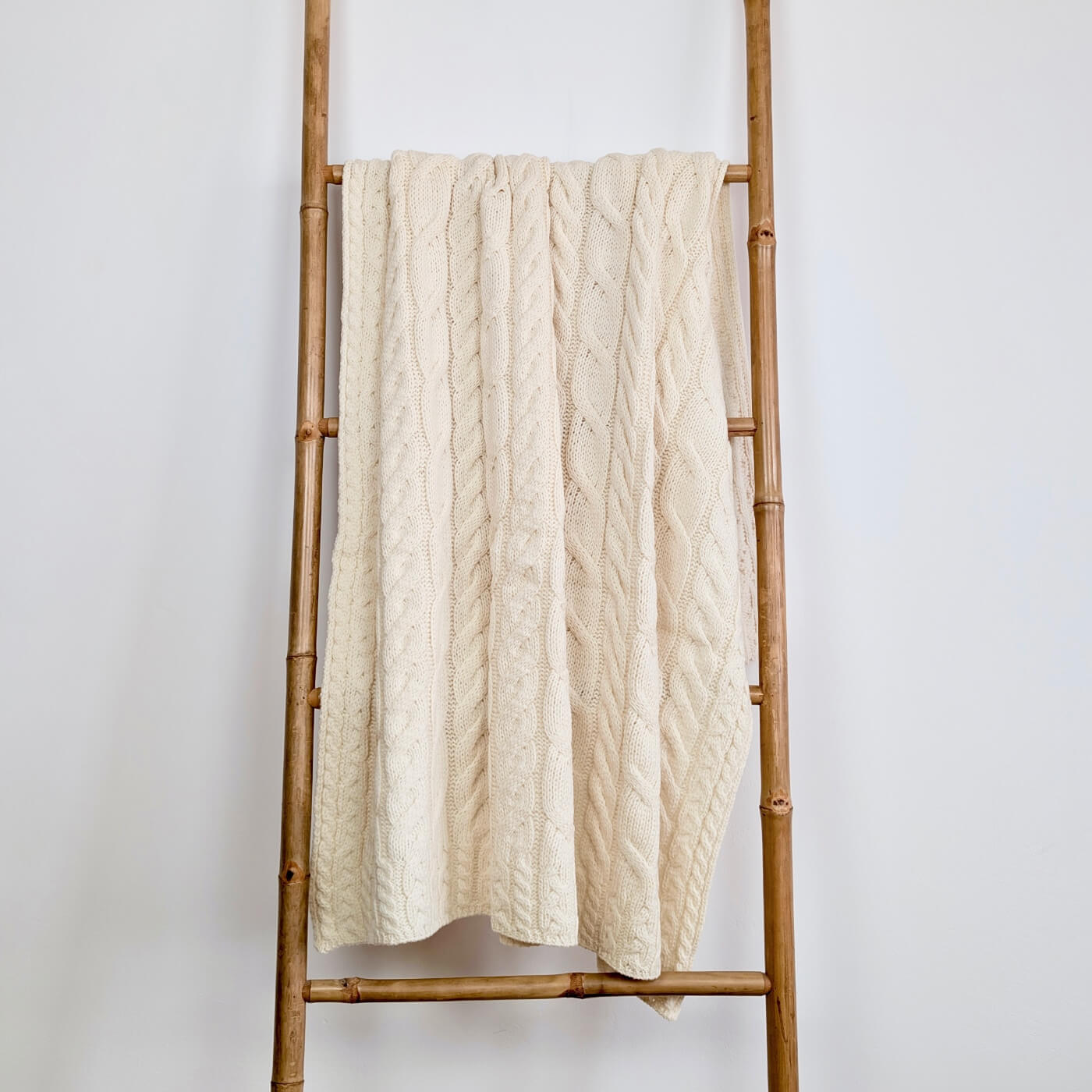 pătură tricotată cu împletituri din lână merino Silver Strand crem