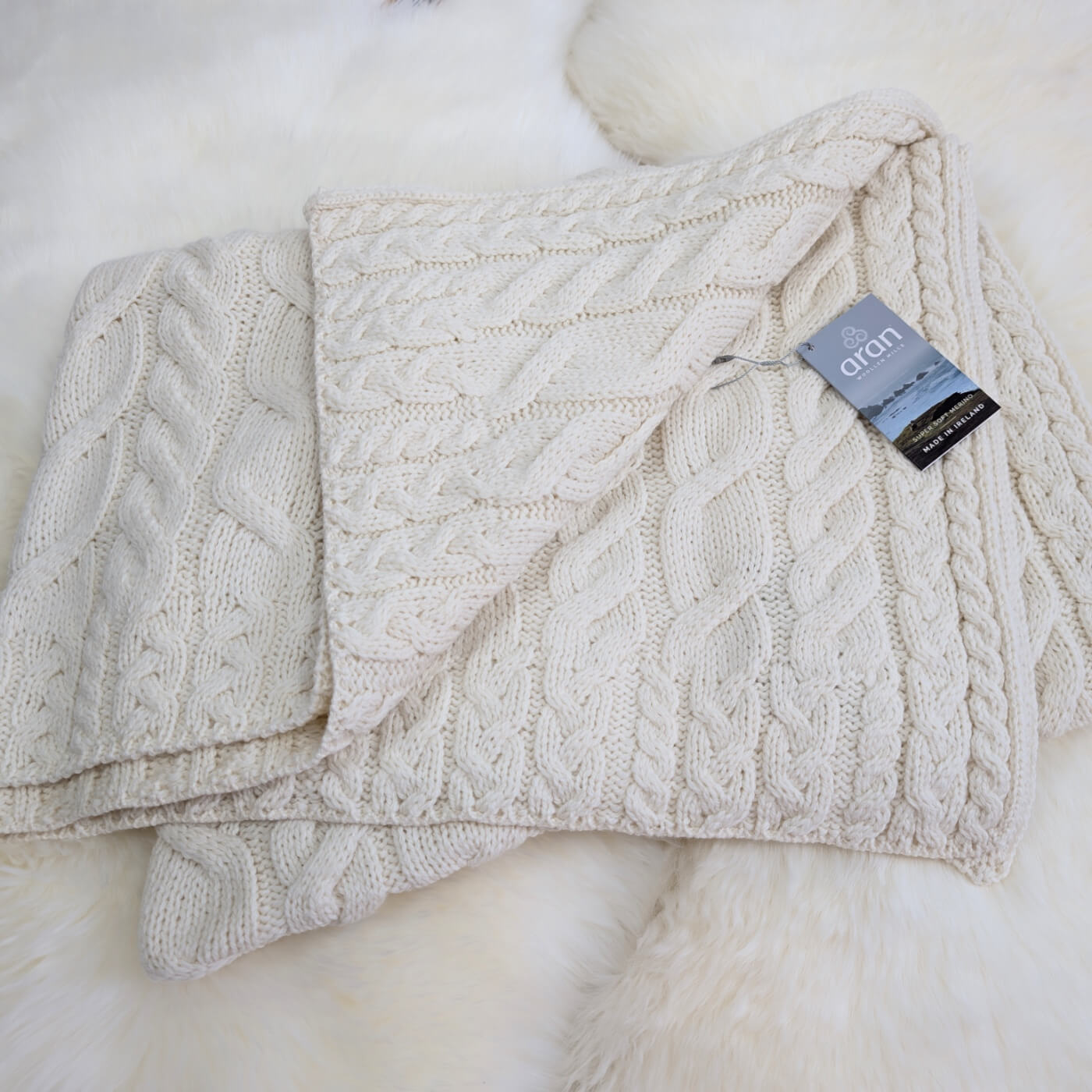 pătură tricotată cu împletituri din lână merino Silver Strand crem, croșetată în Irlanda