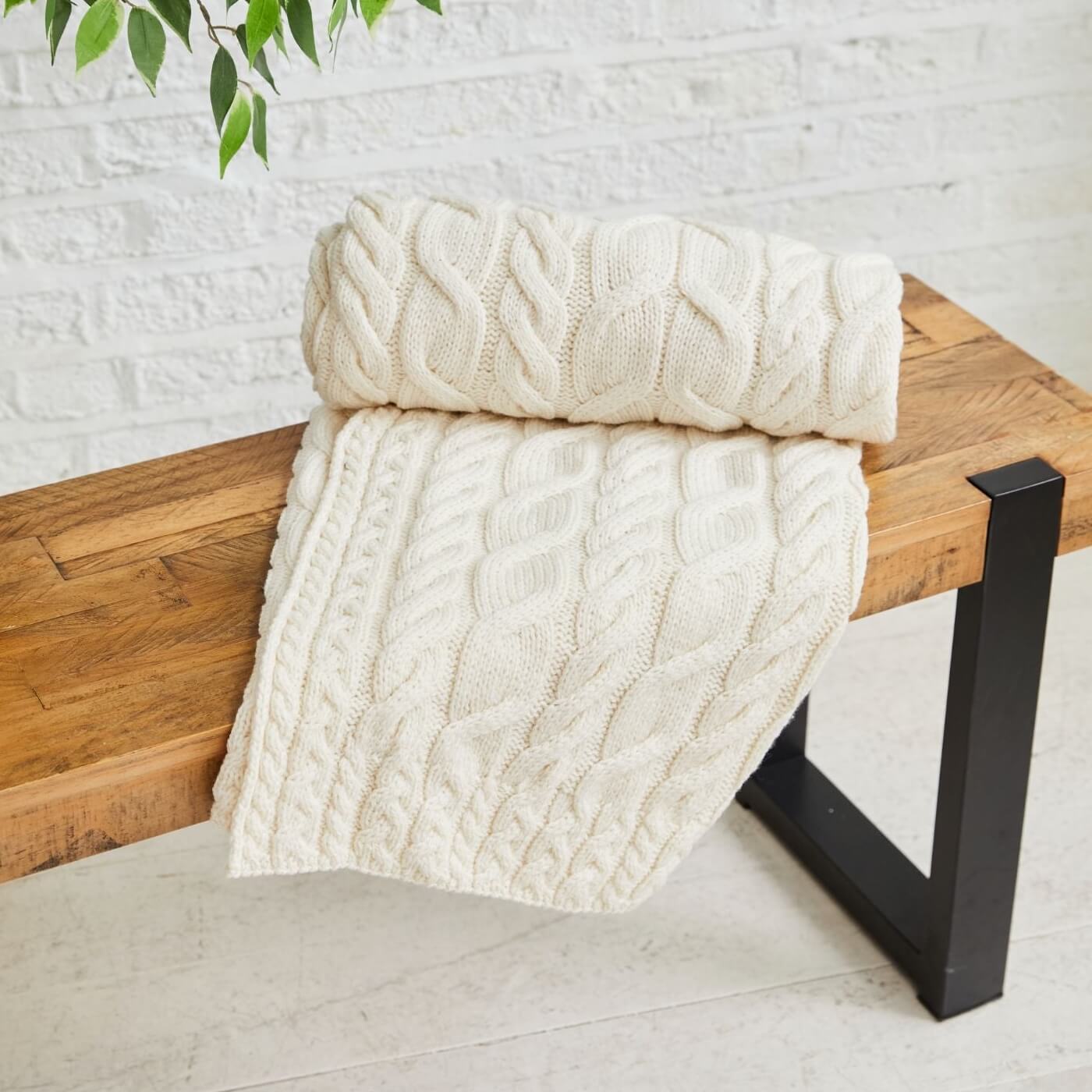 pătură tricotate cu împletituri din lână merino supoersoft Silver Strand, crem