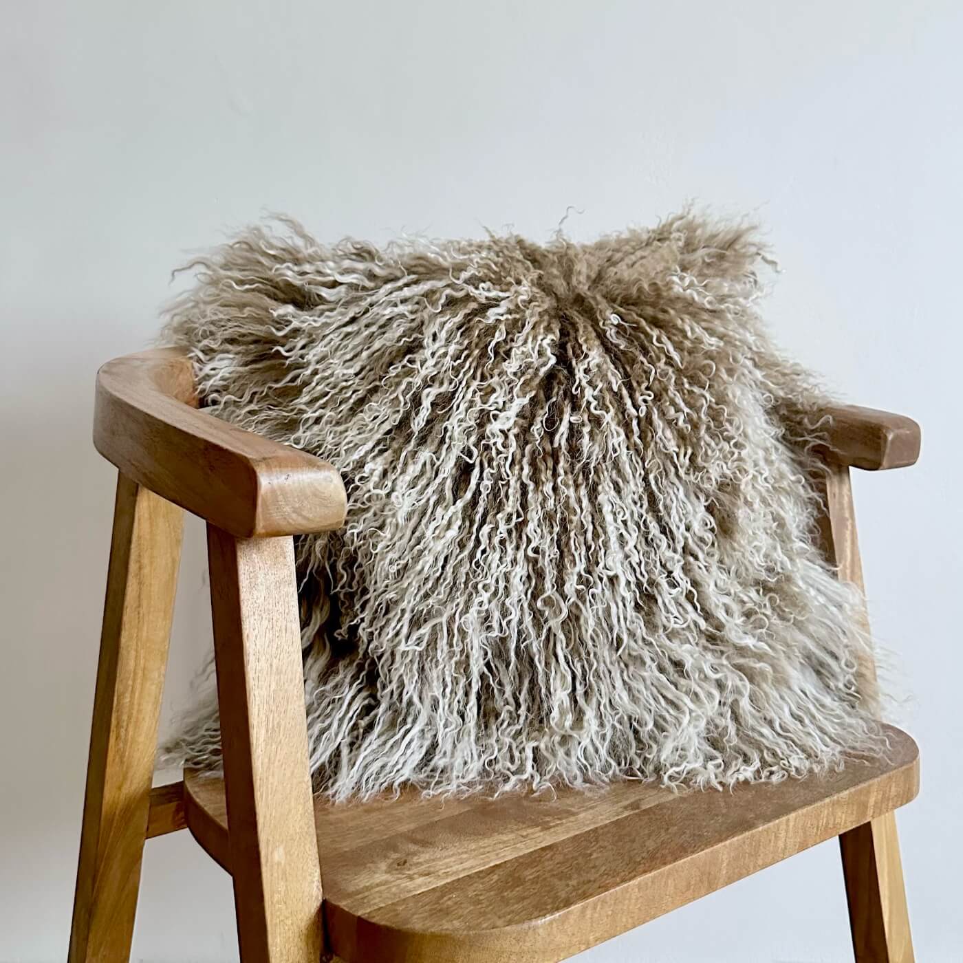 Pernă Decorativă din Blană de Oaie Tibetană cu fir lung încrețit, culoare bej cu vârfuri înzăpezite, formă pătrată