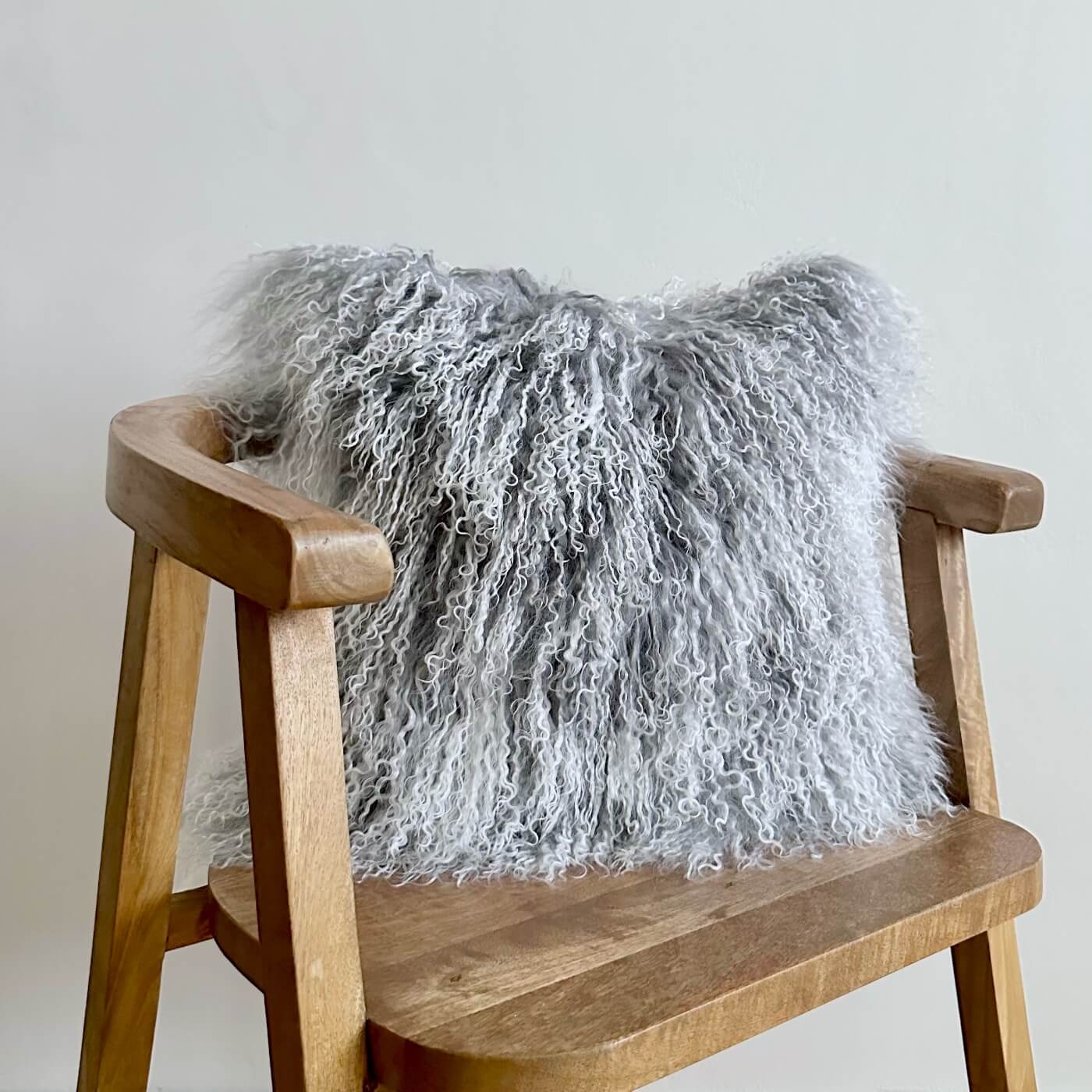 Pernă Decorativă din Blană de Oaie Tibetană cu fir lung încrețit, culoare gri deschis cu vârfuri înzăpezite, formă pătrată