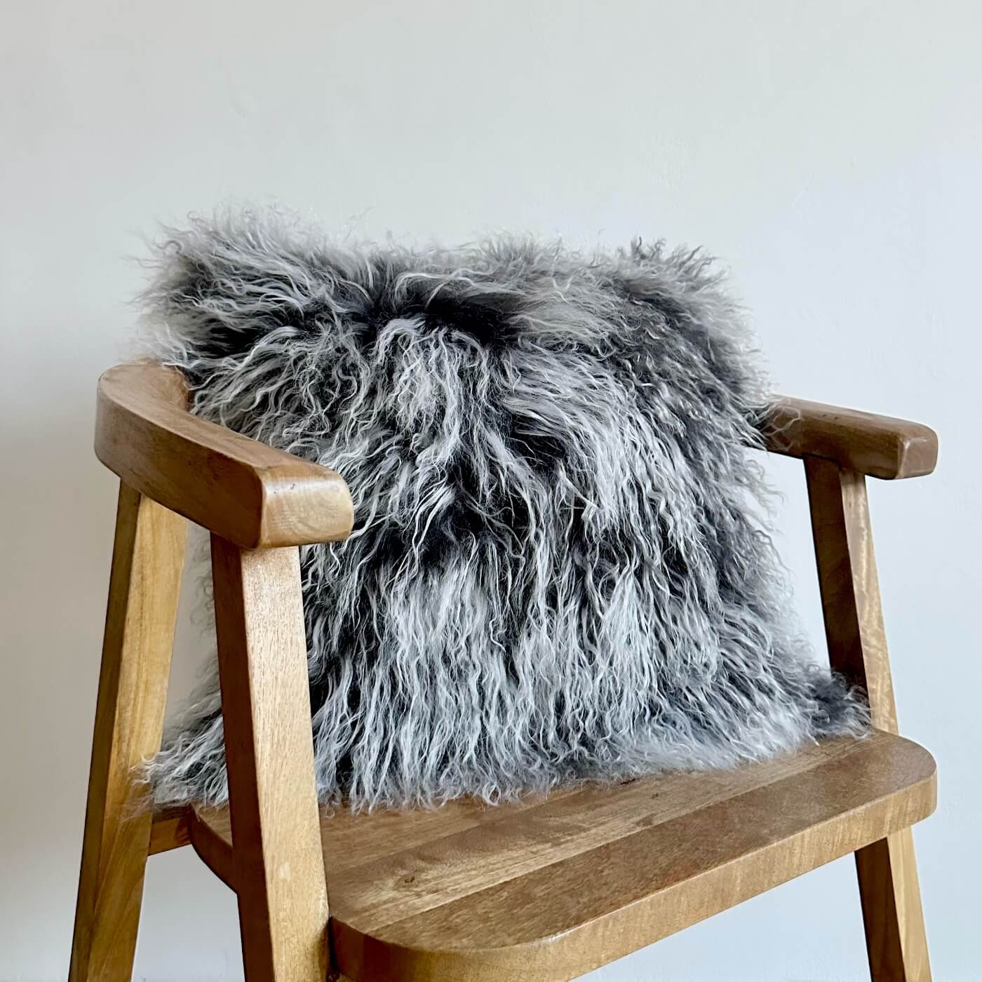 Pernă Decorativă din Blană de Oaie Tibetană cu fir lung încrețit, culoare gri închis cu vârfuri înzăpezite, formă pătrată