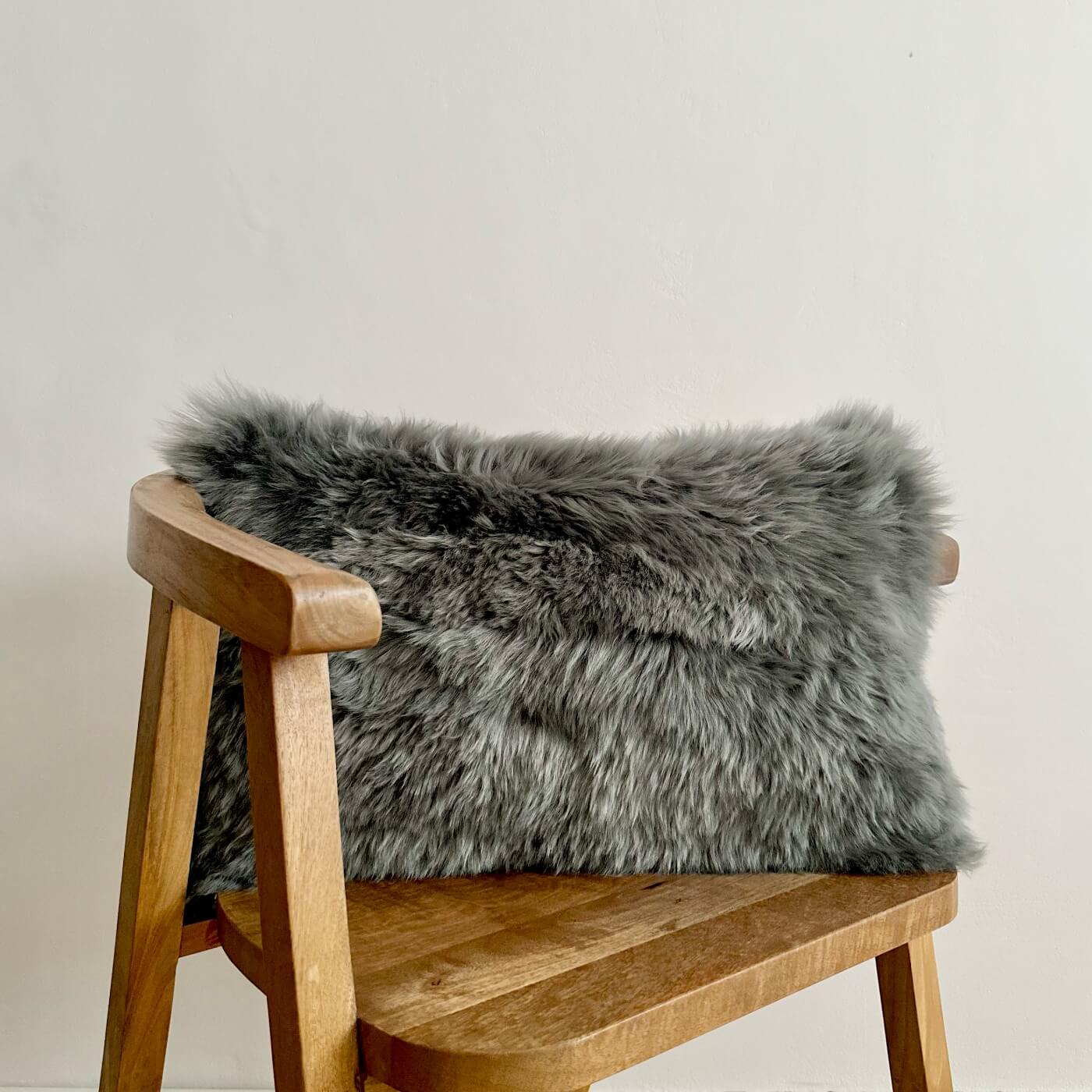 Perne Decorative din Blană Naturală de Oaie Australiană, Gri Închis - lombară 30 x 50 cm