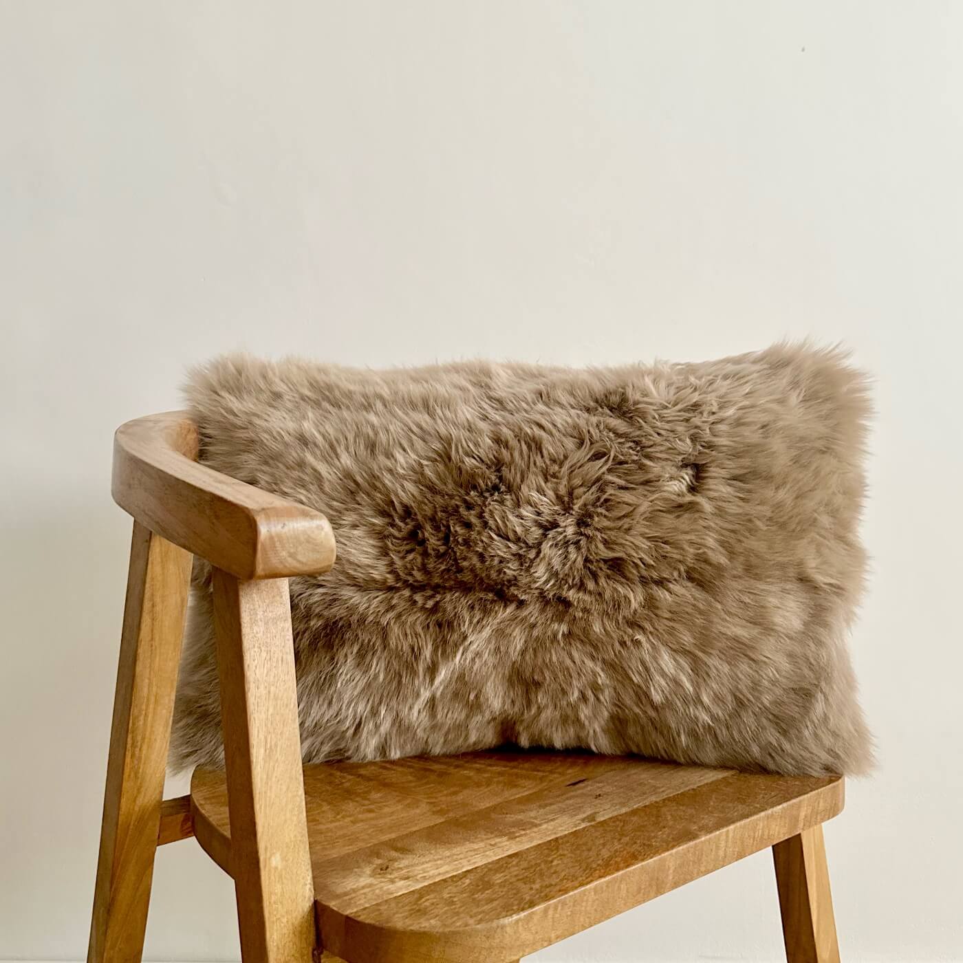 Perna Decorativă din Blană de Oaie Naturală Australiană, Maro - lombară 30 x 50 cm